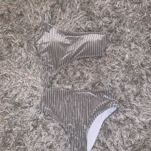 Cupshe grey size S one piece bathing suit
